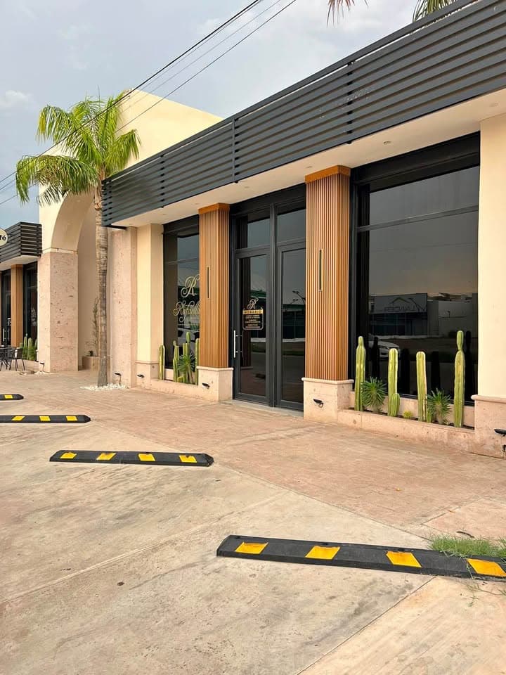 Local comercial en plaza — Renta